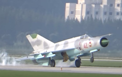 Xem nữ phi công Triều Tiên khiến MiG-21 xì khói