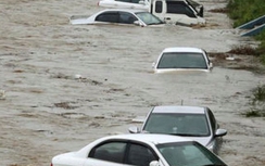 Siêu bão tàn phá Hàn Quốc, xe hơi 'bơi" trên sông