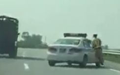 Cận cảnh CSGT rượt đuổi xe chở lợn trên cao tốc