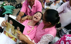 Quốc vương Bhumibol qua đời, người Thái khóc thương