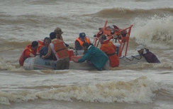 Ảnh, clip: Giải cứu 4 thuyền viên kẹt 30 giờ ở sông Gianh