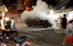 SUV hạng sang Mercedes Benz GL450 cháy rụi giữa phố cổ