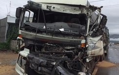 Giao thông 24h: Container tông xe buýt, xe khách bị đâm thủng hông