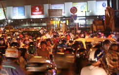 Hàng nghìn phương tiện chôn chân tại nút thắt cổ chai ở Sài Gòn