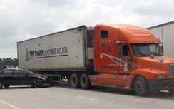 Nghệ An: Xe 4 chỗ toác đầu khi va chạm với xe container