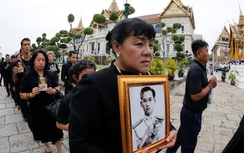 Ảnh: Hàng chục ngàn người Thái về cung điện Hoàng gia viếng nhà vua
