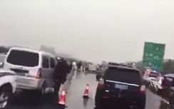 Mưa lớn tại Trung Quốc, gần 50 xe tan nát trên đường cao tốc