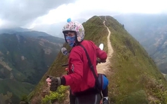Phượt thủ liều lĩnh chạy xe trên đỉnh núi Tà Xùa