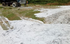 Hà Tĩnh: 30 tấn chất thải công nghiệp đổ bừa trên bãi đất trống