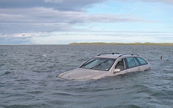 Đắng lòng taxi mắc kẹt giữa biển do thủy triều dâng
