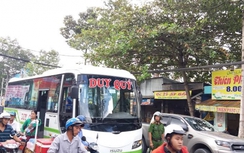 Tiền Giang: Nam thanh niên đâm đầu vào xe khách, nghi bị "ngáo đá"