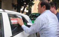 Hà Nội: Dán đề can tuyên truyền ATGT cho 19.500 xe taxi