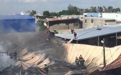 Cháy lớn tại xưởng sản xuất MBH ở Bình Chánh