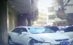 Video: Cảnh sát giao thông Trung Quốc "chiến đấu" với xe điên