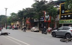 Nghệ An: Xe máy đối đầu xe đạp, 3 người nguy kịch