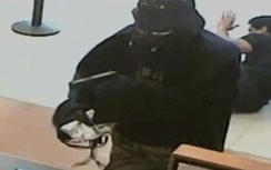 Video: Kẻ bịt mặt chĩa súng cướp ngân hàng ở Huế