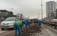 Hà Nội: Hàng trăm khối đất bùn đổ giữa đường Giải Phóng
