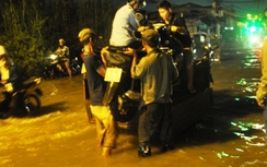 Dân TP.HCM thuê xe ba gác vượt "biển nước" về nhà