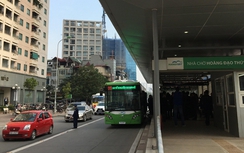 Ô tô lấn làn buýt nhanh Hà Nội bị phạt tới 1,2 triệu đồng