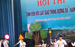 Sinh viên Lâm Đồng tìm hiểu Luật Giao thông đường bộ