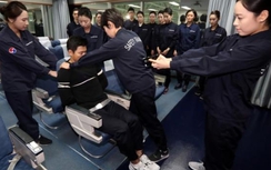 Tiếp viên hàng không Hàn Quốc dùng súng trấn áp kẻ nổi loạn