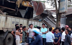 Xe tải đâm sập tiệm thuốc tây ở Đồng Nai, nhiều người thoát chết