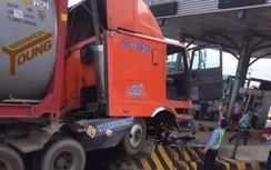 Xe container leo dải phân cách tại trạm thu phí cầu Đồng Nai