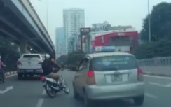 Video:Bất bình xe máy lạng lách gây gổ taxi, vô tư vượt đèn đỏ