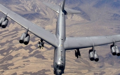 Đang diễn tập, siêu pháo đài bay B-52 bất ngờ rơi động cơ