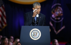 Video: Ông Obama khóc khi nói tới vợ