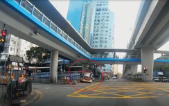 Màn drift của tài xế xe buýt trước đèn đỏ
