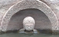 Tượng Phật 600 tuổi bất ngờ nổi lên mặt nước
