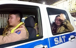 Hình ảnh những chuyến xe "đặc biệt" của CSGT Hà Nội sốt dân mạng