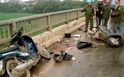 Ôtô đâm 2 xe máy, 3 người văng khỏi cầu Rộ, Nghệ An