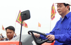 Video: Chủ tịch nước Trần Đại Quang lái máy cày trong lễ Tịch điền