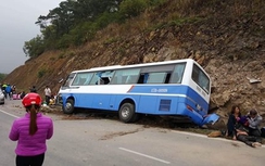Xe khách lao vách núi, 1 người tử vong, 37 người bị thương