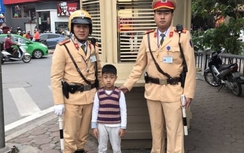 Hà Nội: CSGT đưa bé trai bị lạc về với gia đình