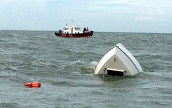 Kiên Giang: Ca nô chìm giữa biển, 14 người may mắn thoát chết