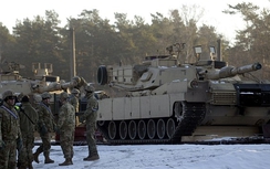 Xe tăng Mỹ tiếp tục áp sát biên giới Nga