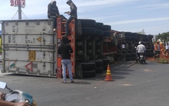 Bình Thuận: Tránh xe tải, container lật chắn ngang vòng xoay