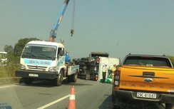 Xe tải nổ lốp, lật nhào trên cao tốc Hà Nội - Thái Nguyên