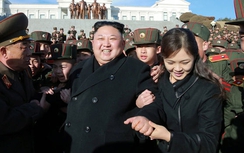 Vợ ông Kim Jong-un bất ngờ tái xuất sau 1 năm vắng bóng