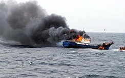 Bình Thuận: Cháy tàu cá ngư dân ngoài khơi DK1