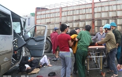 Video: Hiện trường vụ xe đón dâu đâm xe tải tại Hà Nam