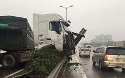 Ba xe container, xe tải tông nhau ở chân cầu Thanh Trì