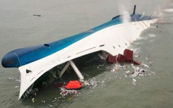 Thân phà Sewol được nhấc lên khỏi mặt nước 13 mét