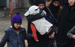 Dân Mosul cho con uống thuốc ngủ, dán băng dính miệng trốn IS