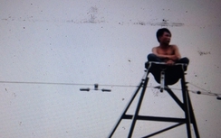 Thanh niên ngồi trên cột điện cao 50m suốt nửa ngày đòi tự tử