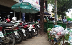 TP.HCM: Bãi xe, rác thải thi nhau làm xấu xí vỉa hè