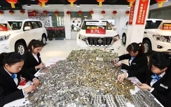 Người đàn ông Trung Quốc mang hơn 3 tấn tiền xu mua siêu xe